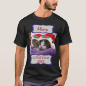 Zwei Kätzchen Weihnachtsmannmützen Frohe Weihnacht T-Shirt (Vorderseite)