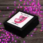 Zwei Katzen in den 1950er Jahren Stil rosa Stuhl P Erinnerungskiste<br><div class="desc">Diese Geschenkboxen für Schmuck,  Schmuck oder Geschenke hat zwei Katzen,  eine schwarze und eine weiße,  die in einem rosa Stuhl im Stil der 50er Jahre auf weißem Hintergrund mit rosa Polka-Punkten sitzen. Passen Sie Ihren Text mit der Vorlage an.</div>