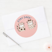 ZWEI KATZEN MIT MASKEN bleibe SICHERE KLEINE Runder Aufkleber (Umschlag)