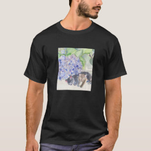 Zwei Katzen schlafen neben einer Hortensienpflanze T-Shirt