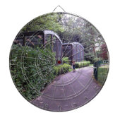 zwei Kinder im Park Dartscheibe (vorne)