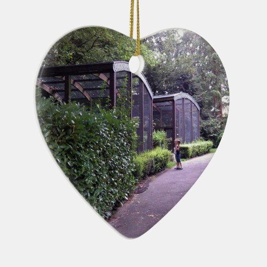 zwei Kinder im Park Keramik Ornament (Rechts)