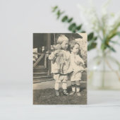 Zwei Kinder mit einer Puppe draußen Postkarte (Stehend Vorderseite)