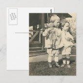 Zwei Kinder mit einer Puppe draußen Postkarte (Vorne/Hinten)