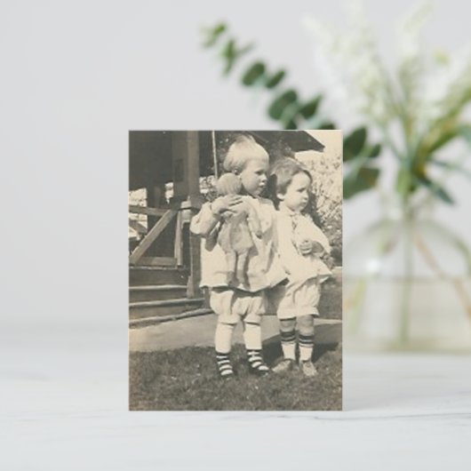 Zwei Kinder mit Puppe draußen Postkarte (Stehend Vorderseite)
