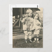 Zwei Kinder mit Puppe draußen Postkarte (Vorne/Hinten)