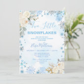 Zwei kleine blaue Schneeflocken sind auf dem Weg Einladung (Stehend Vorderseite)