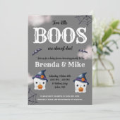 Zwei kleine BOOS sind fast fällig! Ghost Baby Show Einladung (Stehend Vorderseite)