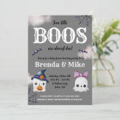 Zwei kleine BOOS sind fast fällig! Ghost Baby Show Einladung (Stehend Vorderseite)