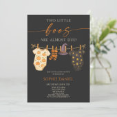 Zwei kleine Boos sind fast fällig! Twins Baby Show Einladung (Stehend Vorderseite)