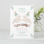 Zwei kleine Bunnies Bunny Twin Baby Dusche Einladung (Stehend Vorderseite)