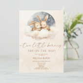 Zwei kleine Bunnies sind unterwegs mit einer Zweiw Einladung (Stehend Vorderseite)