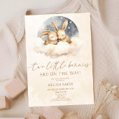 Zwei kleine Bunnies sind unterwegs mit einer Zweiw Einladung