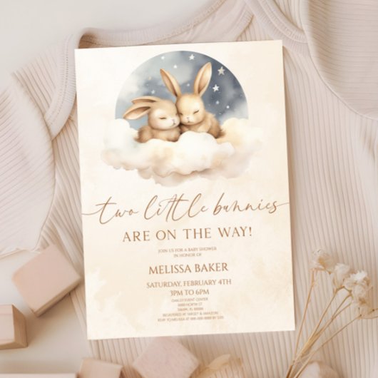 Zwei kleine Bunnies sind unterwegs mit einer Zweiw Einladung