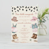 Zwei kleine Cowgirls auf dem Weg zum Baby-Duschen Einladung (Stehend Vorderseite)