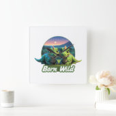 Zwei kleine Dinos - Born Wild  Quadratische Wanduhr (Zuhause)