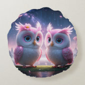 Zwei kleine Eulen in einer Traumwelt Rundes Kissen (Rückseite)