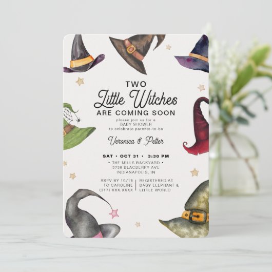 Zwei kleine Hexen Zwillingsmädchen Halloween-Kinde Einladung (Stehend Vorderseite)