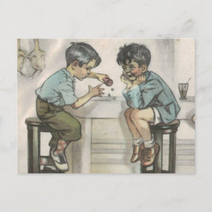 Zwei kleine Jungs spielen mit Würfeln Postkarte