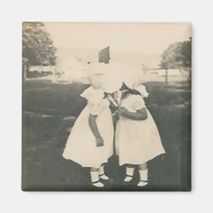 zwei kleine Mädchen, die Magneten küssen Magnet