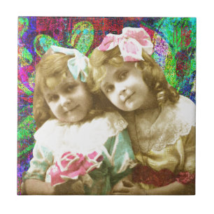 Zwei kleine Mädchen im Vintage-Stil, Digitale Kuns Fliese