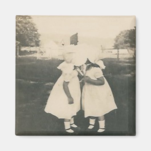 zwei kleine Mädchen küssen Magnet (Vorne)