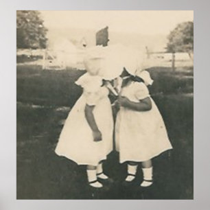 Zwei kleine Mädchen küssen Poster