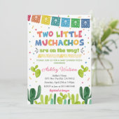 Zwei kleine Muchachos Einladung Zwillings-Baby-Par (Stehend Vorderseite)