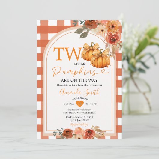 Zwei kleine Pumpkins Orange Gingham Baby Dusche Einladung (Stehend Vorderseite)