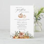 Zwei kleine Pumpkins Rustikale Babydusche Einladun Einladung (Stehend Vorderseite)