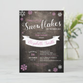 Zwei kleine Schneeflocken Babydusche Einladung (Stehend Vorderseite)