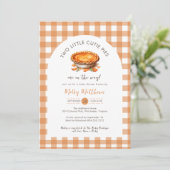 Zwei kleine Süsse Pies Fall Pumpkin Baby Dusche Einladung (Stehend Vorderseite)