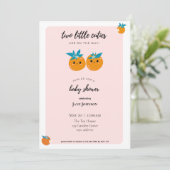 Zwei kleine Süssen Twins Baby Dusche Einladung (Stehend Vorderseite)