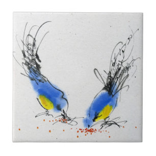 Zwei kleine titmouses, die Korn pecking sind. Fliese