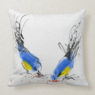 Zwei kleine titmouses, die Korn pecking sind. Kissen
