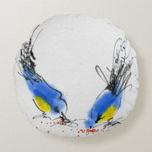Zwei kleine titmouses, die Korn pecking sind. Rundes Kissen