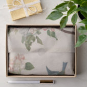 Zwei kleine Vögel in der Nähe eines Apfelblumenzwe Seidenpapier (Geschenk)