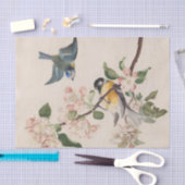 Zwei kleine Vögel in der Nähe eines Apfelblumenzwe Seidenpapier (Handwerk)