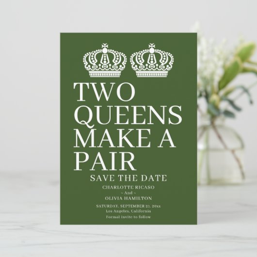 Zwei Königinnen machen eine paarige lesbische Hoch Ankündigung (Stehend Vorderseite)