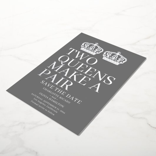 Zwei Königinnen machen eine paarige lesbische Hoch Folieneinladung (Gedreht)