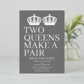 Zwei Königinnen machen eine paarige lesbische Hoch Folieneinladung (Stehend vorne)