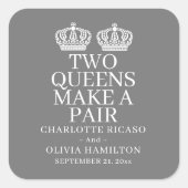 Zwei Königinnen machen eine paarige lesbische Hoch Quadratischer Aufkleber (Vorderseite)