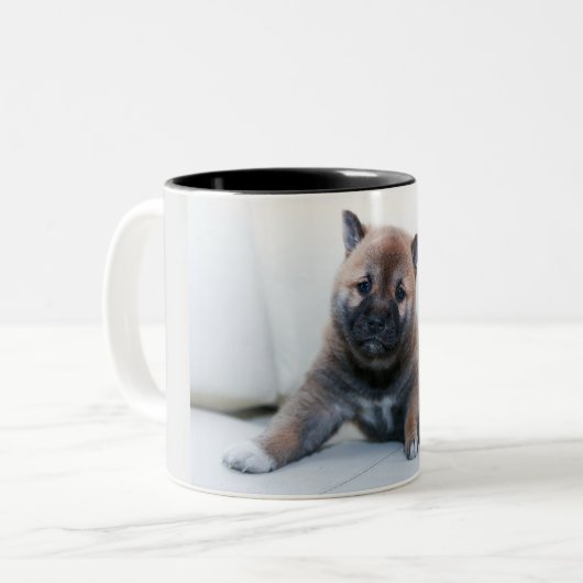Zwei kräftige Tasse mit Welpendesign. (Vorderseite Links)