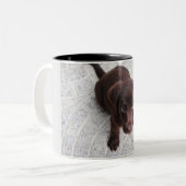 Zwei kräftige Tasse mit Welpendesign. (Vorderseite Links)
