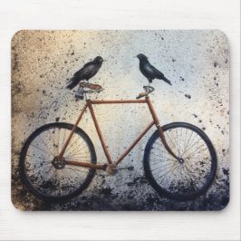 Zwei Krähen auf einem Vintage-Fahrrad Mousepad
