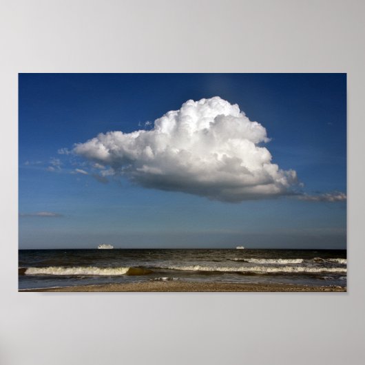 Zwei Kreuzfahrtschiffe unter einer riesigen Wolke, Poster (Vorne)