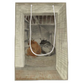 Zwei Kühe in einem Stabil (von Eric Ravilious) Mittlere Geschenktüte (Rückseite)