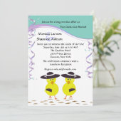 Zwei Küken, die Hitched lesbische Hochzeit Einladung (Stehend Vorderseite)