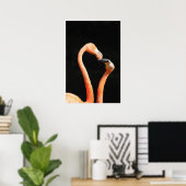 Zwei küssende Flamingos auf dunklem Hintergrund Poster (Heimbüro)