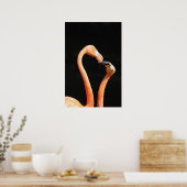 Zwei küssende Flamingos auf dunklem Hintergrund Poster (Küche)